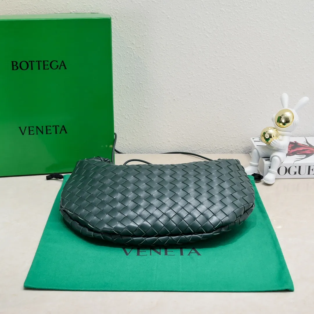 Original leather, batch 2060, the old-money style BV Sardine large size has been shipped🔥 Nowadays, many fashionable, rich and tasteful Jimei people are carrying the same bag invariably. It’s Bottega Veneta Sardine! Because this BV Sardine bag is so beautiful and high-end! The arc-shaped intrecciato woven bag body, paired with metal sardine handles, looks like a work of art, allowing people to ponder and appreciate it. Currently Sardine has launched three sizes for everyone to choose from. This is the largest size🉑️hand-held🉑️armpit🉑️single shoulder🉑️crossbody. It is a very high-quality and relatively niche treasure model. It will be very special when you carry it when you go out. It allows you to have the freedom of carrying a bag. Sisters go crazy. Style number: 7468-1# Size: 39*31*12cm